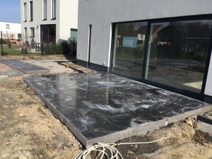 Terras met gepolierde beton