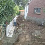 plaatsing keerwanden l-profielen tuin Vlezenbeek - Massaert bvba