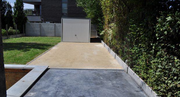 Tuinafsluiting Vilvoorde betonnen gleufpalen met structuur beton_0968