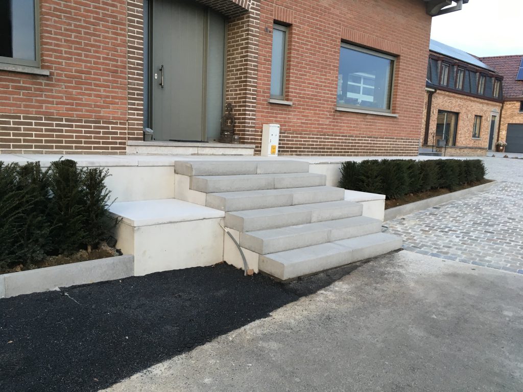 Vlezenbeek klinkers oprit betonnen staptegels trap naar deur | Massaert BVBA - Plaatsing van Gescheiden riolering en totale