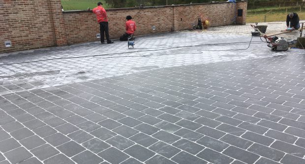 Buitenaanleg terras en oprit