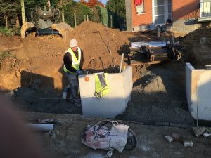 Vlezenbeek sifonput L-profielen, Keerwanden oprit klinkers voortuin afbraak tuinmuur uitgraven stookolieketel_0201