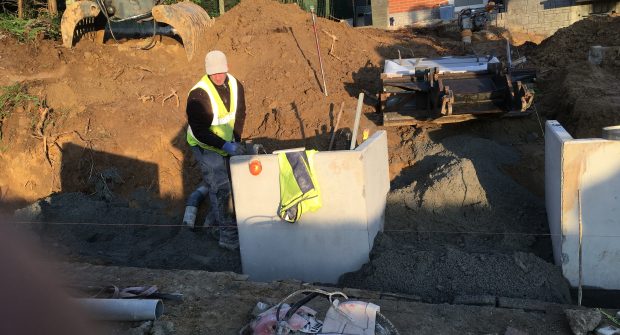 Vlezenbeek sifonput L-profielen, Keerwanden oprit klinkers voortuin afbraak tuinmuur uitgraven stookolieketel_0201