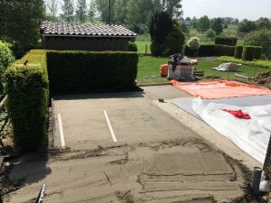 aanleg tegels terras klinkers oprit afvoergeul opbraak oud terras Leerbeek