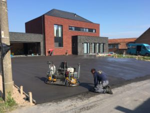 aanleg oprit in gepolierd beton