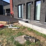 aanleg oprit in gepolierd beton met parkeerplaatsen omlijst door replica klinkers _4 - Massaert bvba