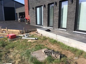 aanleg oprit in gepolierd beton met parkeerplaatsen omlijst door replica klinkers _4